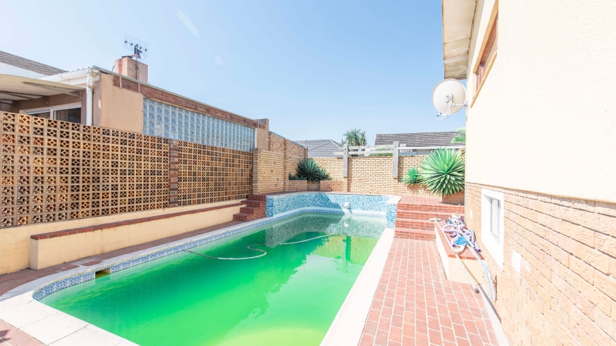 5 Bedroom Property for Sale in Avondale Western Cape